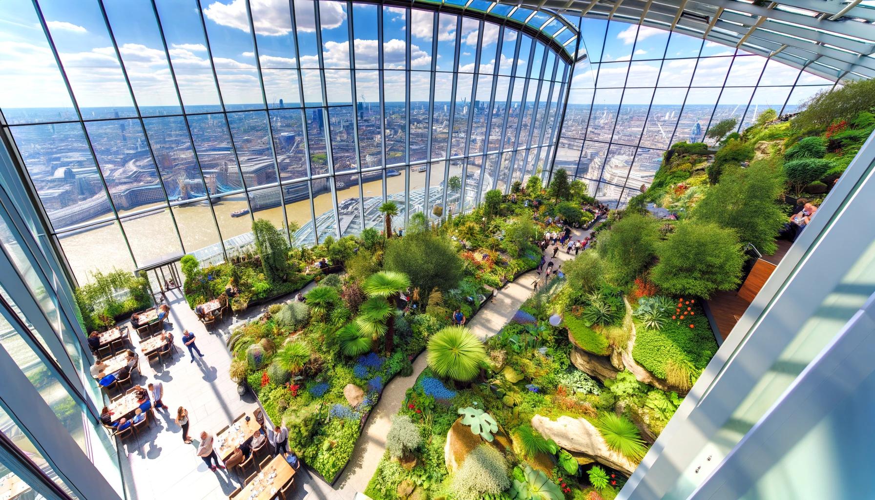 El Sky Garden en Londres, ubicado en el edificio "Walkie Talkie", ofrece vistas panorámicas de la ciudad y jardines interiores exuberantes. Es una atracción gratuita y popular, accesible por metro y autobús, ideal para disfrutar de la vegetación urbana y puntos de referencia.